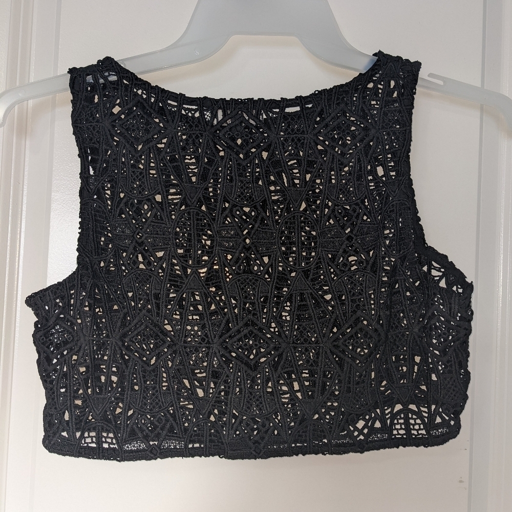 Elle by RW & Co. Lace crop top